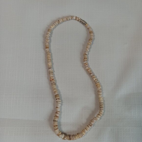 Vintage Off White and Tan Small Stacked Puka Shell Single Strand Choker Necklace - Picture 3 of 9